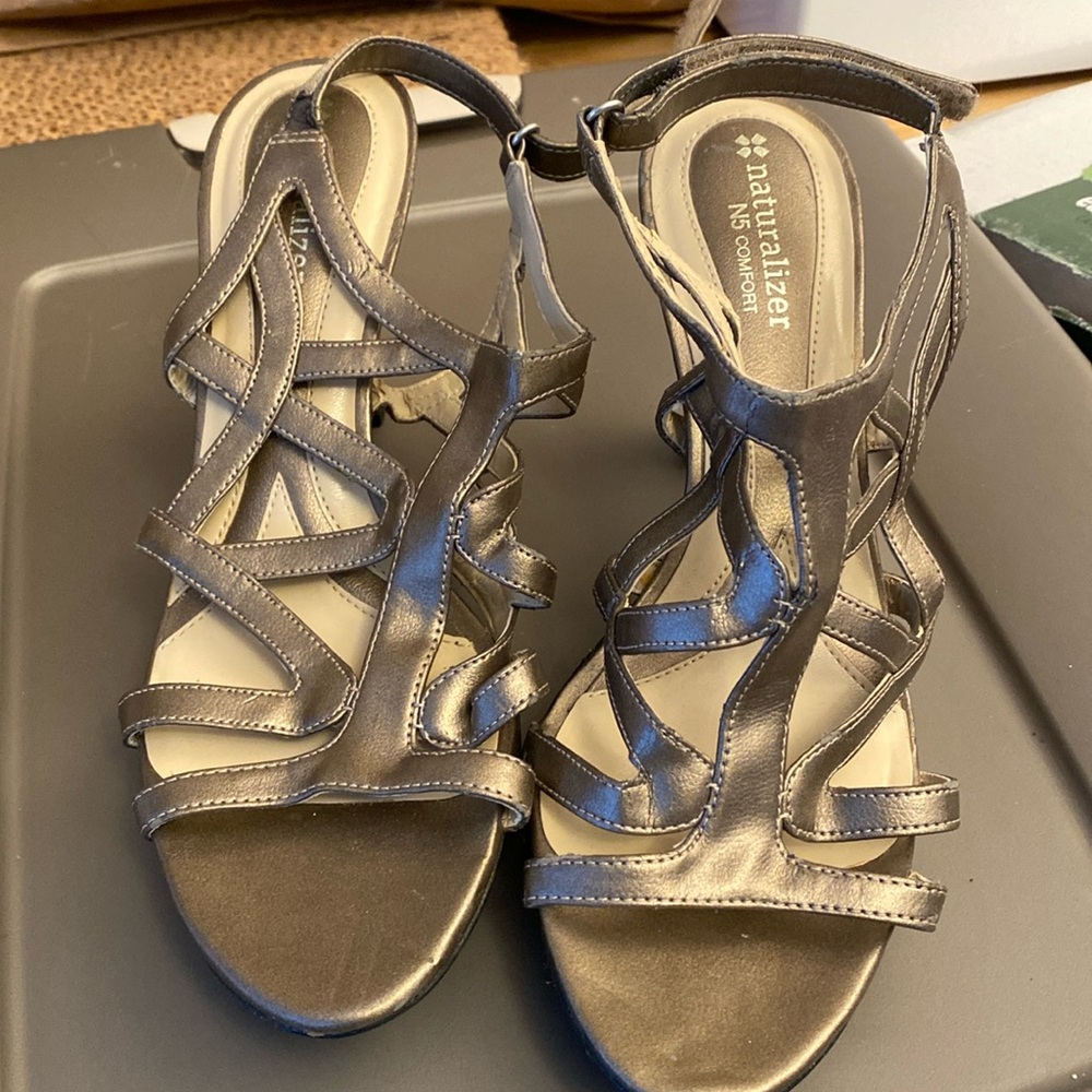 Naturalizer 8.5M pewter heels 4”
